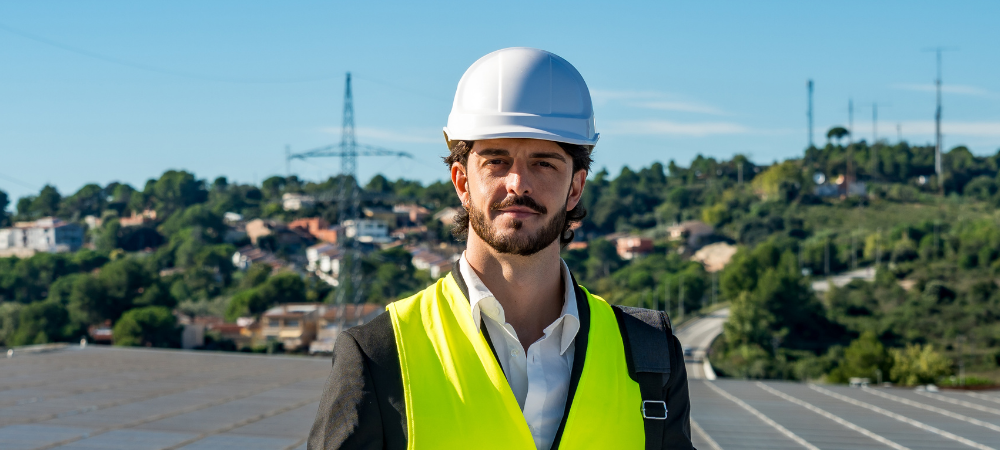A guy in a safety hat representing a Lead solar installation foreman 